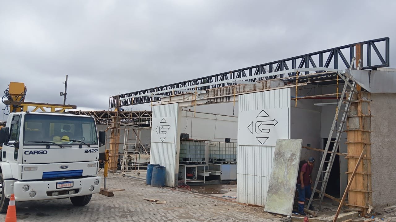 Tesoura metálica e fechamento em vidro