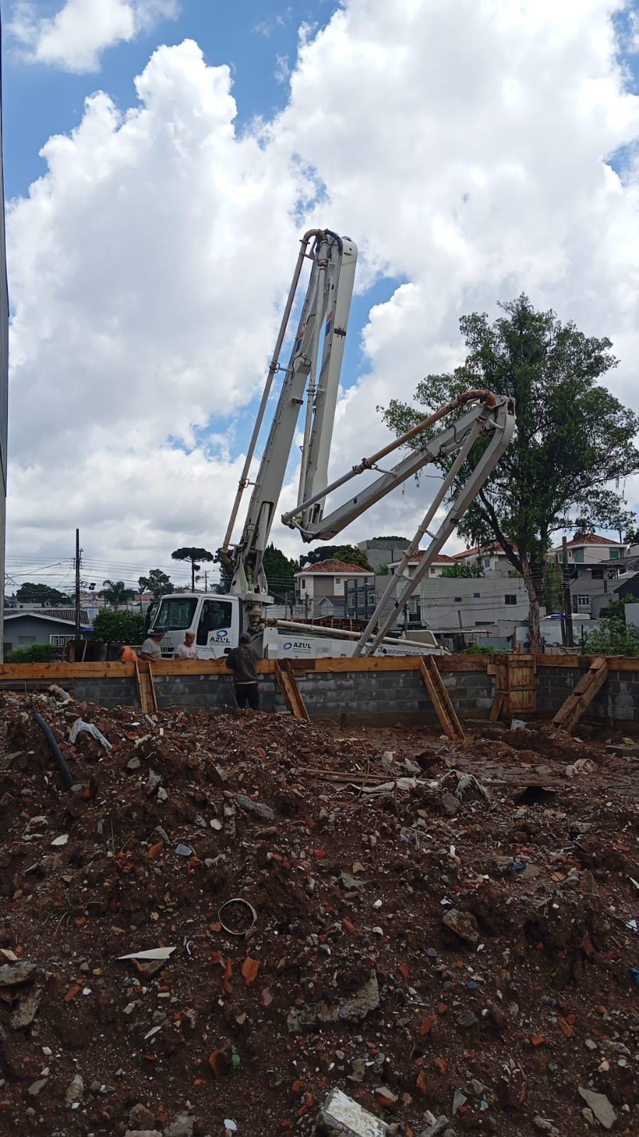 Guindaste em terraplanagem